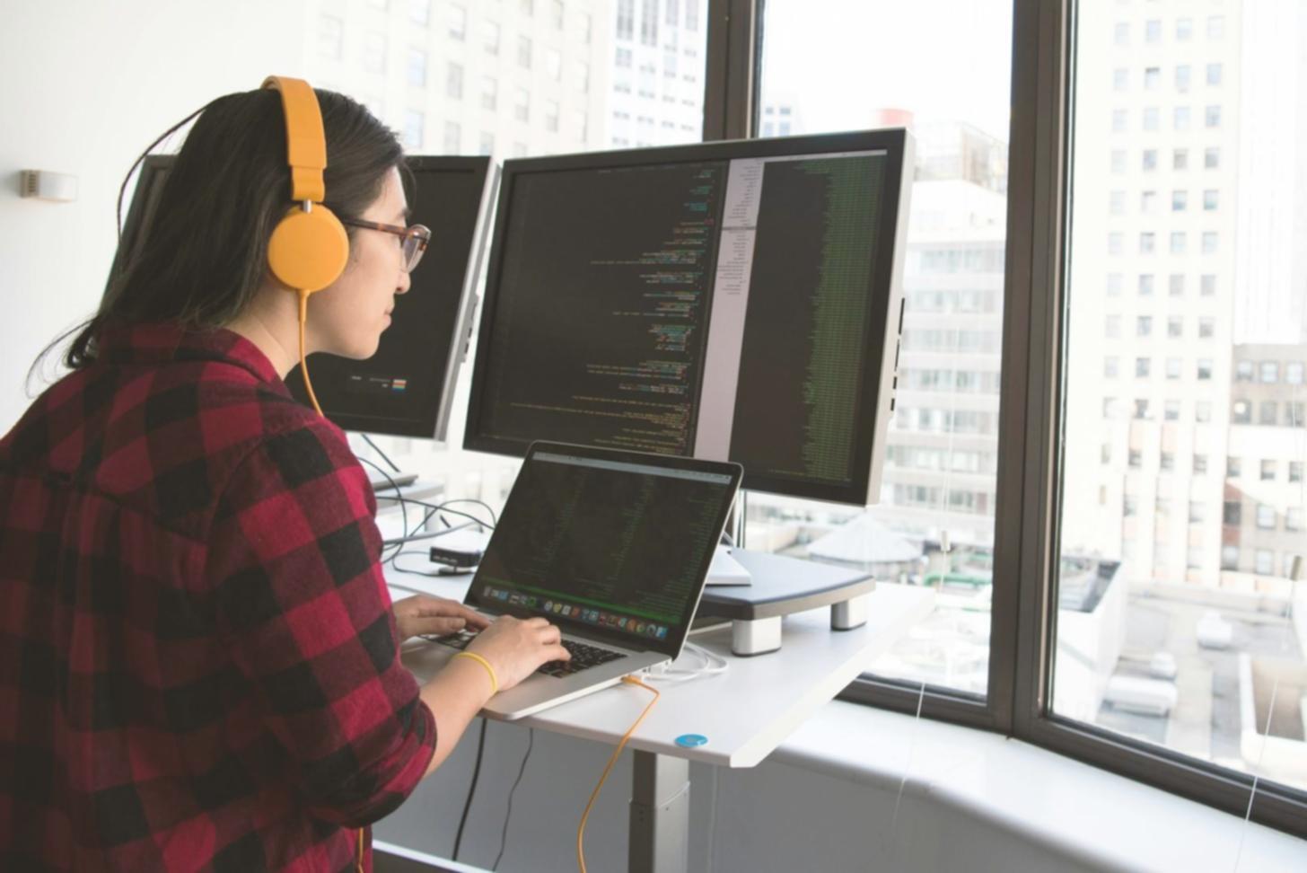 Interface de développement montrant le code d'un jeu 3D en cours de création